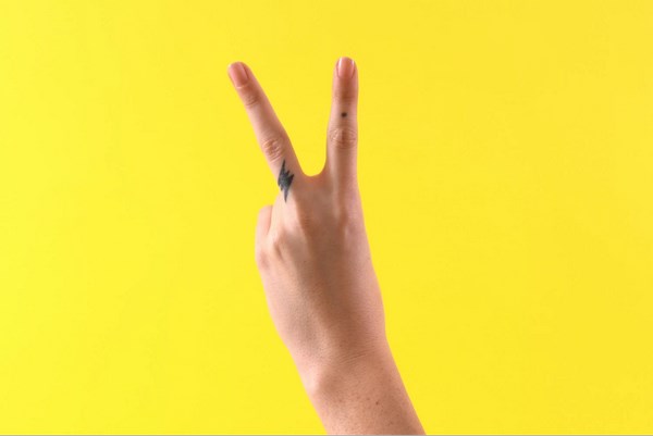 Два пальца на желтом фоне