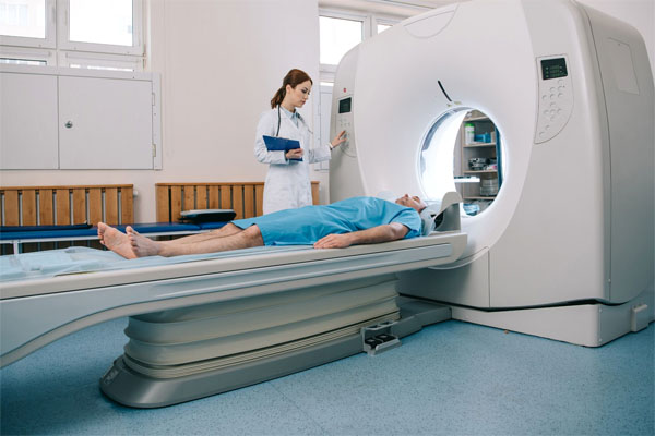 Пациенту делают компьютерную томографию
