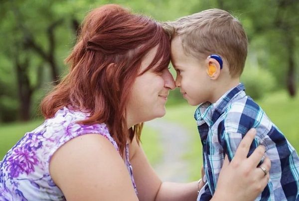 Мама и ребенок со снижением слуха