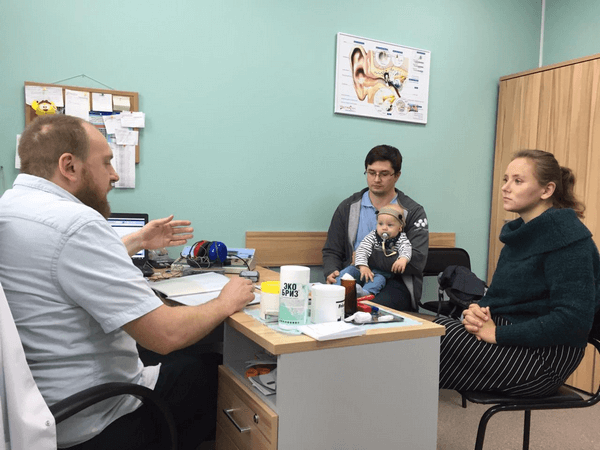 Антон Прошин консультирует пациентов