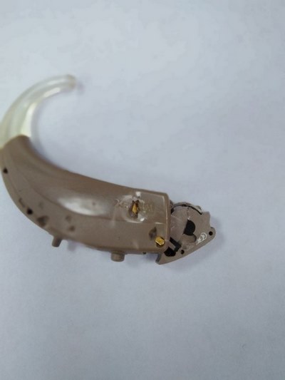 Слуховой аппарат со следами зубов собаки