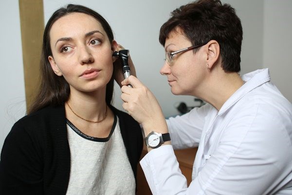 Перед настройкой пациенту проверят уши, чтобы убедиться, что нет серных пробок