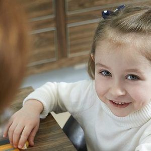 Тугоухость у ребенка: на какие аспекты воспитания обратить внимание и как заниматься дома