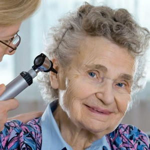 Нужно ли пожилым людям покупать дорогие слуховые аппараты