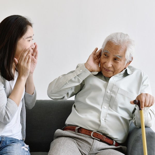 «Чтобы лучше слышать тебя, внученька». Три лайфхака, которые помогут убедить пожилого члена семьи носить слуховой аппарат