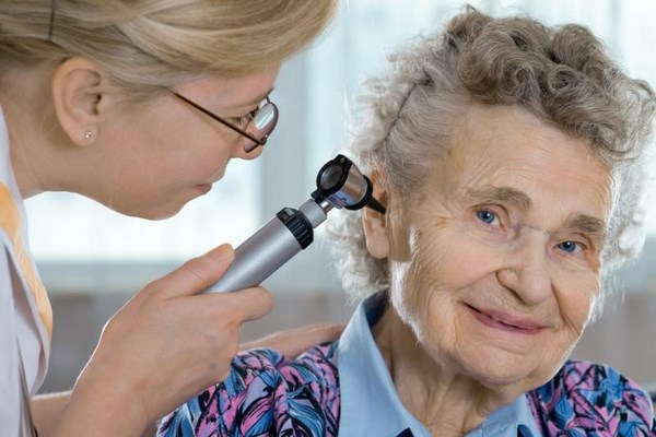 Нужно ли пожилым людям покупать дорогие слуховые аппараты
