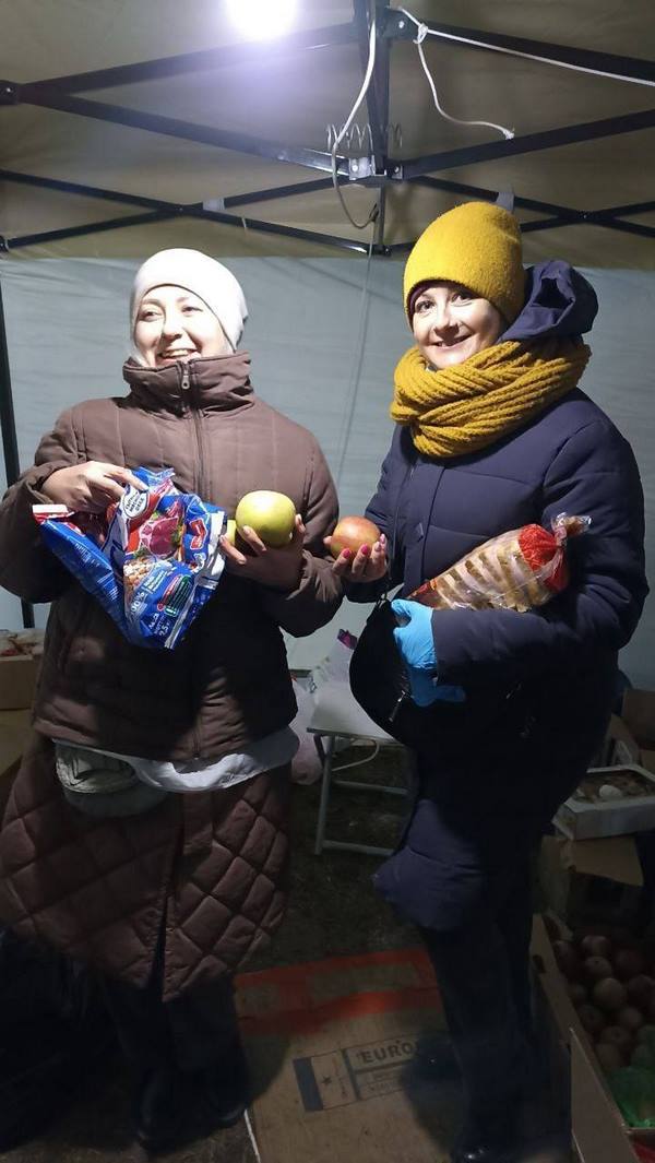 Наш бухгалтер Светлана (слева) провела на КПП больше суток: кормила людей и для всех находила ободряющие слова (фото из группы «Неравнодушные»)