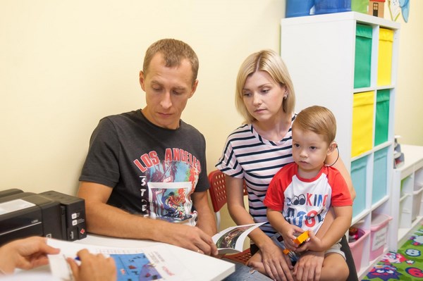 Семья с ребенком в медицинском центре МастерСлухТМ