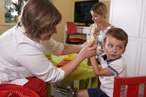 Ребенок на занятии с сурдопедагогом в медицинском центре МастерСлухТМ