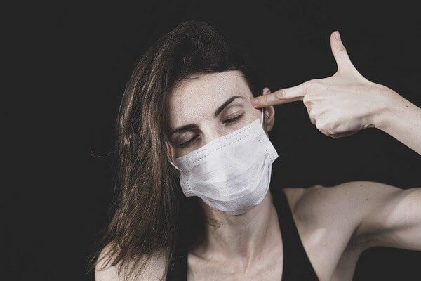 Женщина в медицинской маске хочет застрелиться