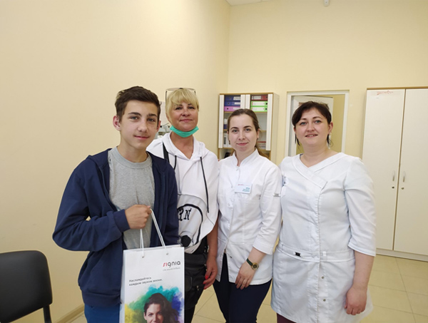 Роберто с мамой и специалисты клиники «МастерСлух»