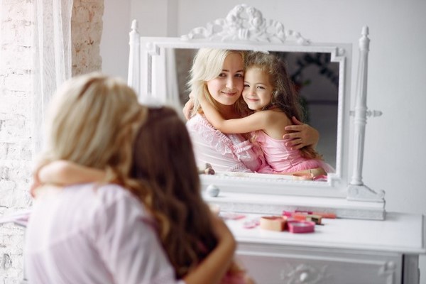 Занимайтесь с ребенком артикуляционной гимнастикой перед большим зеркалом, в котором он сможет видеть и вас, и себя