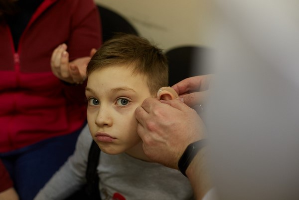 Стоит ли менять ребенку слуховой аппарат до истечения его срока годности?