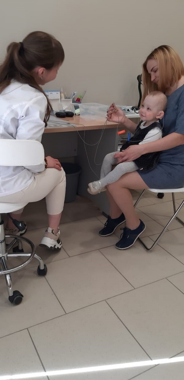 Лиза Суворова c мамой на приеме в клинике «МастерСлух»