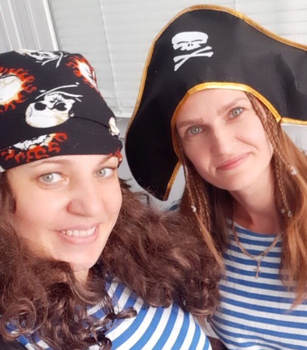На фото – женщины в костюмах пиратов