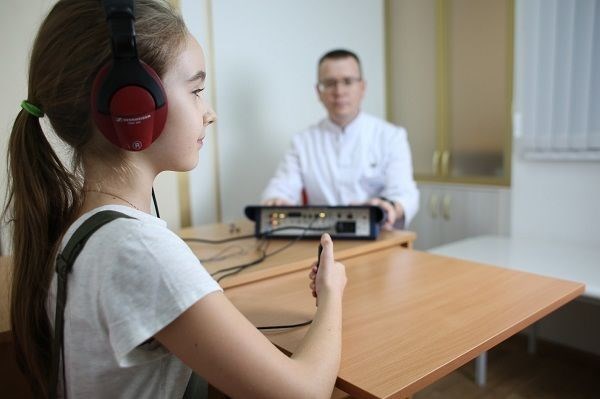 На фото – проверка слуха у ребенка