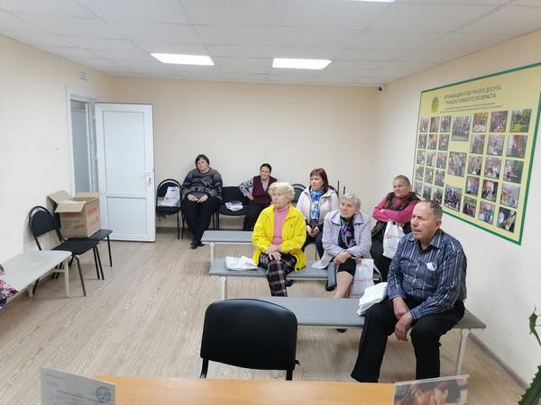 Возрастные слабослышащие на встрече с врачом-сурдологом Еленой Булгаковой