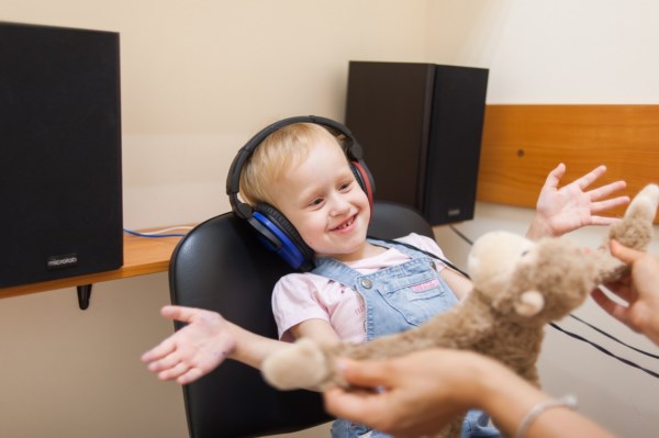 На фото – обследование ребенка для МСЭ по слуху