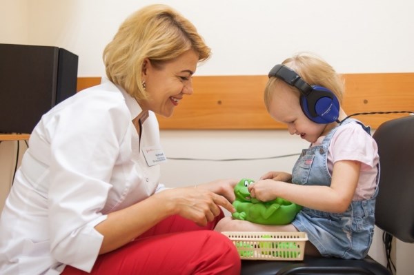 На фото – врач проводит игровую аудиометрию дошкольника